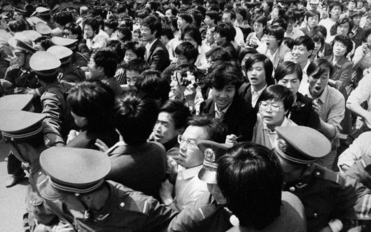 Multitudes de estudiantes atraviesan un cordón policial antes de llegar a la plaza de Tiananmen, el 4 de junio de 1989. Foto: Reuters.