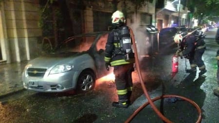 Auto calcinado en Balvanera. Foto: NA.