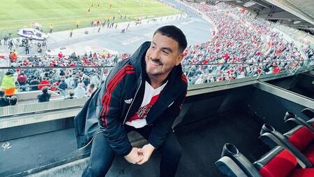 Federico Bal en la cancha de River. Foto: Instagram @balfederico.