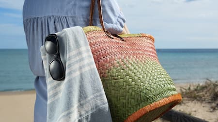 Las clásicas lonas playeras no van más. Foto Freepik