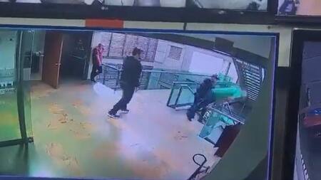 Un hombre acusado por pornografía infantil se arrojó desde el tercer piso de una fiscalía. Foto: Captura de pantalla.