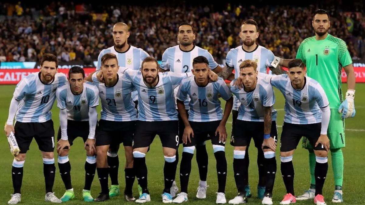 El lateral derecho llegó a jugar con Lionel Messi en la Selección Argentina.