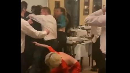 Pelea de dos hombres en un restaurante de Caballito. Foto: captura video