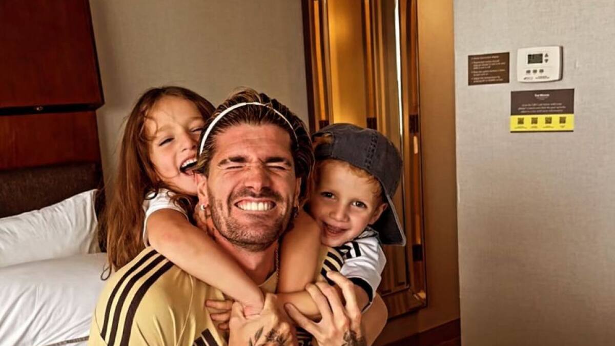 Rodrigo De Paul junto a sus hijos. Foto: Redes sociales.