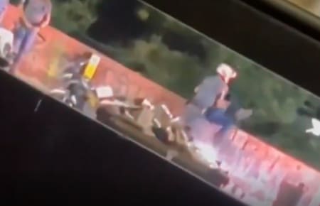 El agente de San Pablo que arroja a un detenido por un puente. Foto: captura de video.