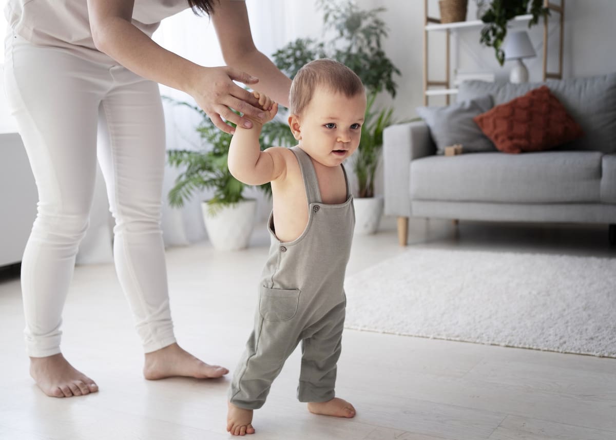 Bebe caminando. Foto Freepik