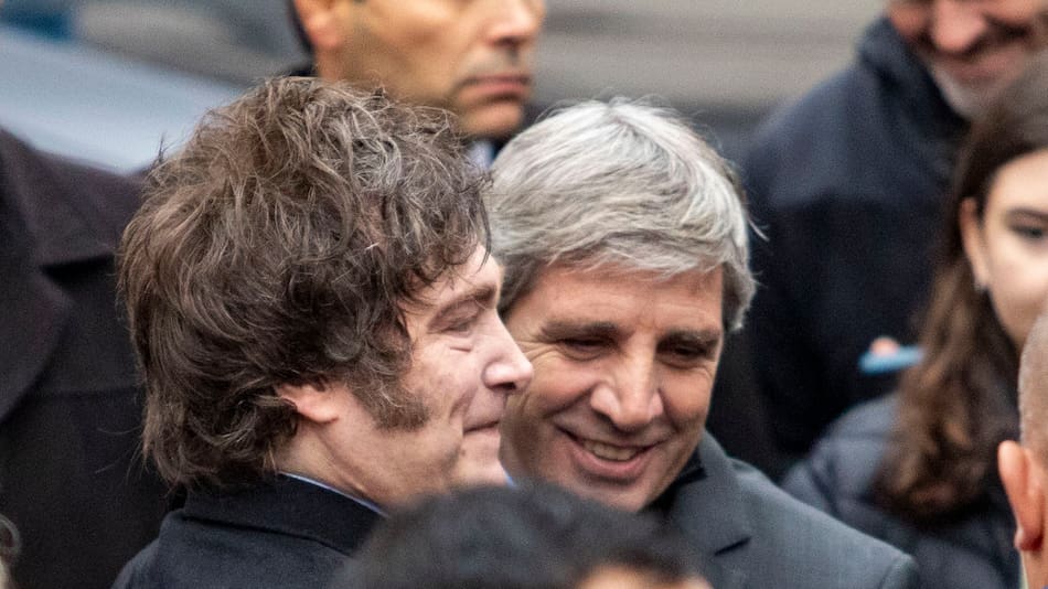 Javier Milei junto al ministro de Economía, Luis Caputo.