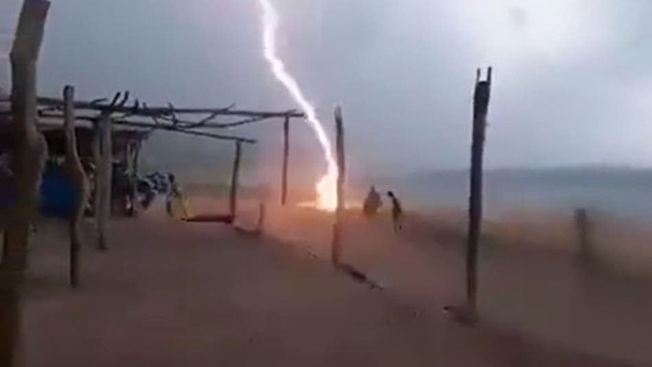 Un rayo le cayó a tres personas que se encontraban en una playa de México.