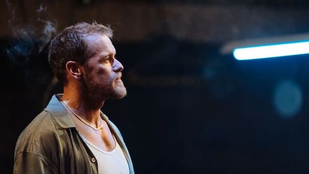 De Outlander al teatro: Sam Heughan encarna a un “Macbeth moderno” en una adaptación de la obra de Shakespeare