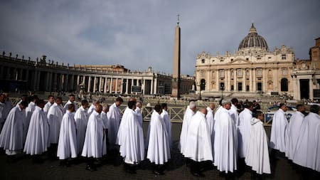 Fieles en las cercanías a la Capilla Sixtina, esperando por la elección del nuevo Papa. Foto: Reuters/Stoyan Nenov.