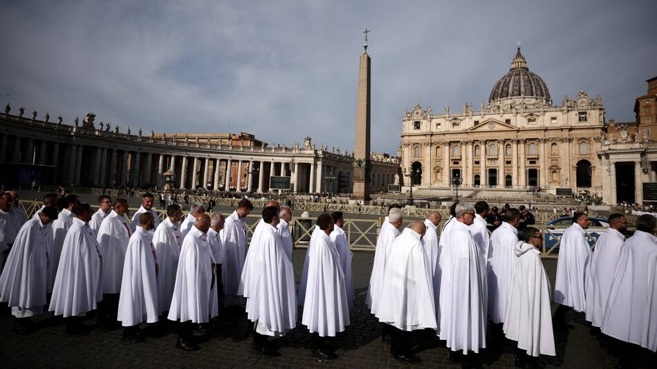 Fieles en las cercanías a la Capilla Sixtina, esperando por la elección del nuevo Papa. Foto: Reuters/Stoyan Nenov.