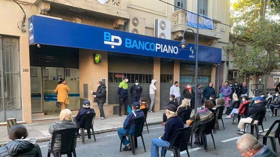 Colas en los bancos, jubilados