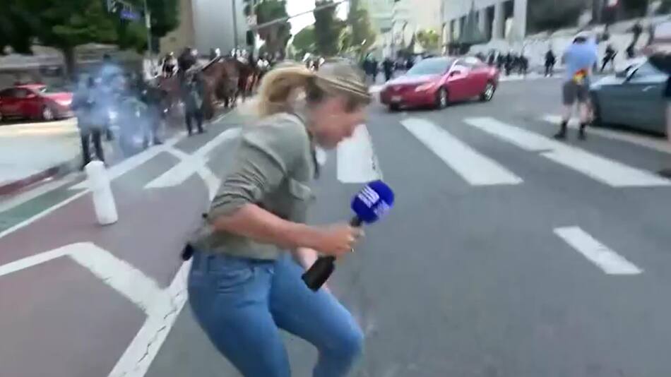 El tenso momento en el que una periodista fue baleada en vivo por la policía.