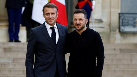 Volodimir Zelenski y Emmanuel Macron en Francia. Foto: REUTERS.
