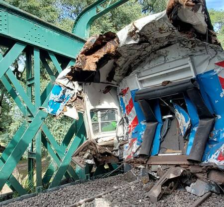 Los daños en los trenes que colisionaron en la línea San Martín. Foto: NA.