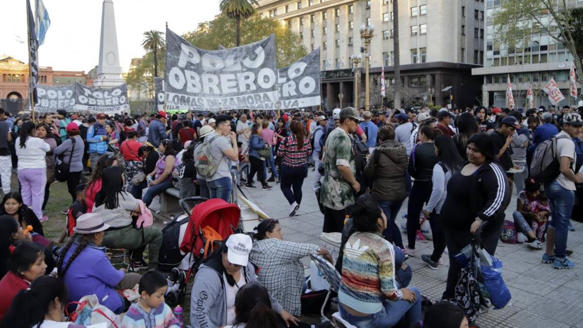 Militantes de organizaciones sociales y gremios de izquierda se movilizaron a la Plaza de Mayo, NA