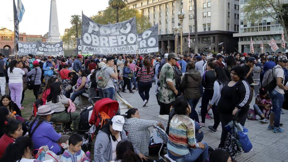 Militantes de organizaciones sociales y gremios de izquierda se movilizaron a la Plaza de Mayo, NA
