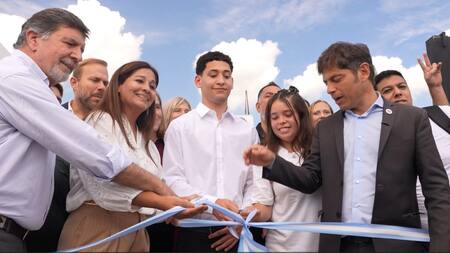 Axel Kicillof en la inauguración del edificio escolar número 250 de Ezeiza. Foto: Captura de video.