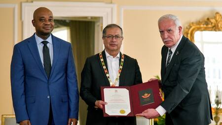 Petro recibe el Gran Collar de Palestina. Foto: EFE