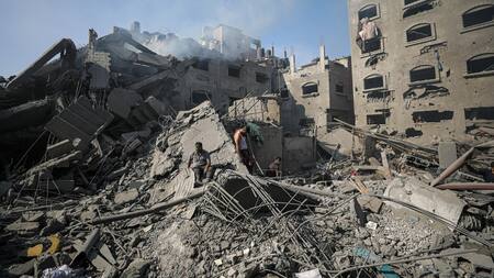 Parte de los escombros producidos tras el ataque a un campo de refugiados en Gaza. Foto: EFE.