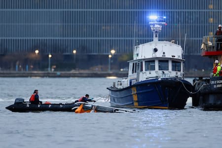 Operativo en la zona donde cayó el helicóptero en el río Hudson. Foto: REUTERS/Eduardo Munoz.