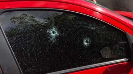 Auto del policía baleado e Isidro Casanova