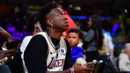 Vinicius Junior con la camiseta de los Lakers. Foto: Reuters.