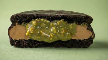 Chocolate y corazón relleno de pistacho en un alfajor: la nueva golosina que lanzó una destacada marca