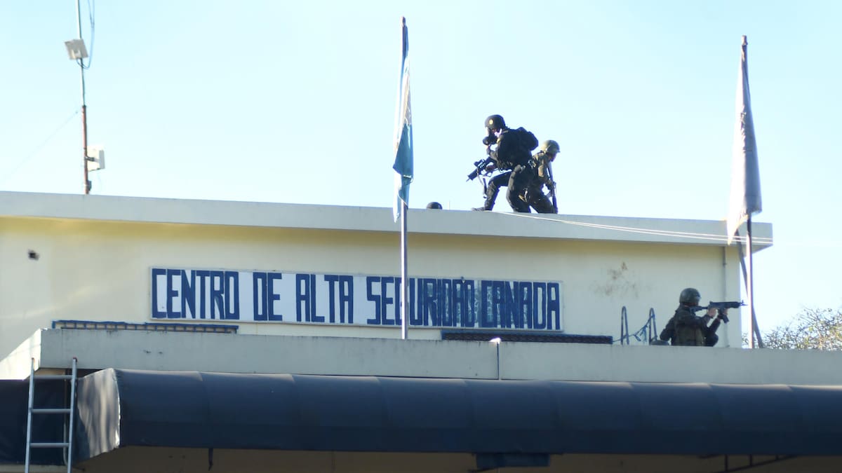 Pandillas se amotinaron en tres cárceles de Guatemala y siete policías murieron.
