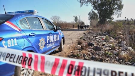 Los cuerpos estaban entre bolsas de basura en el descampado. Foto: Rosario3.