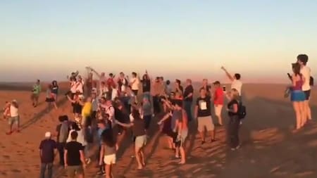 Hinchas de River en el desierto de Abu Dhabi
