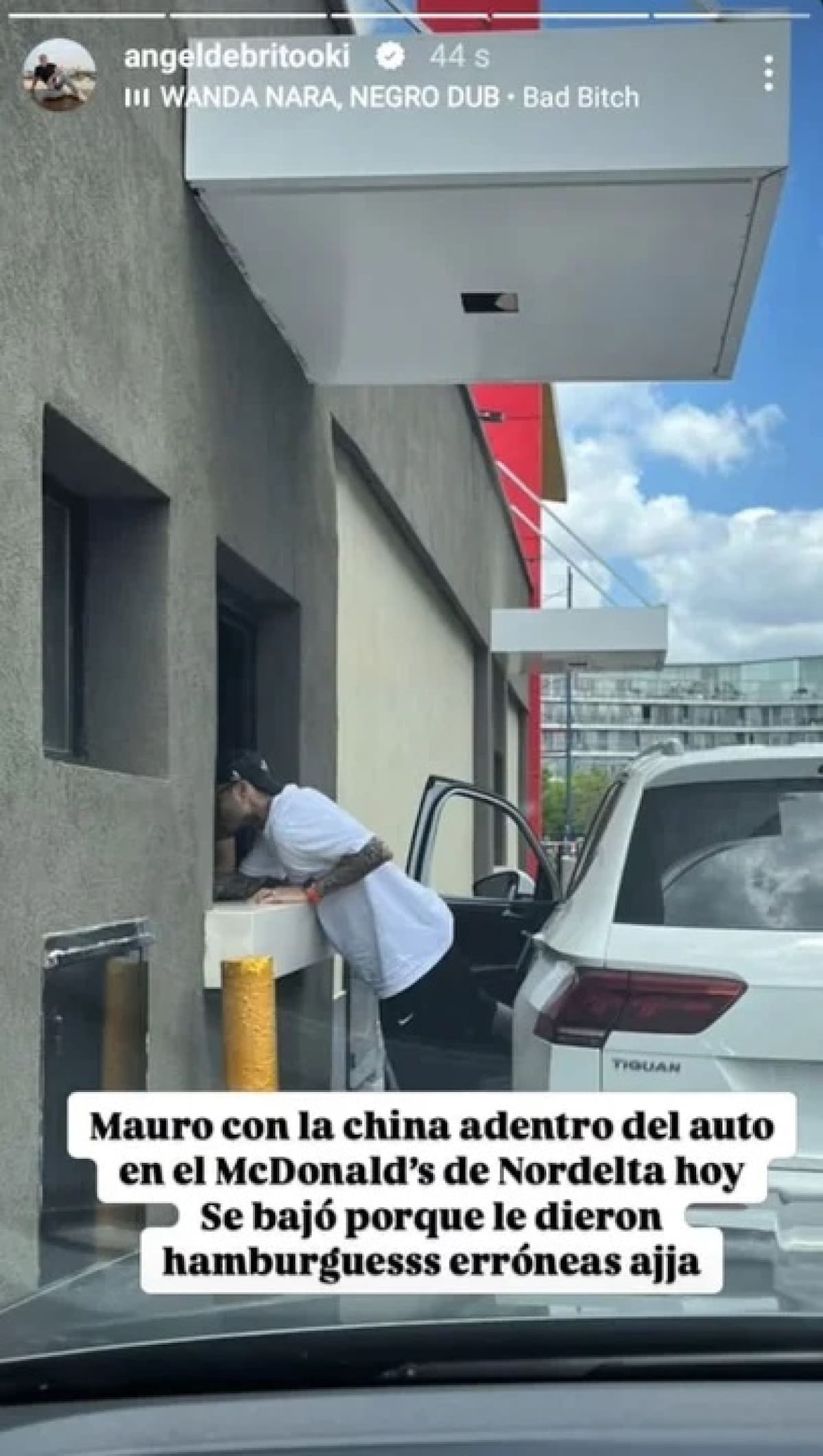 Mauro Icardi junto a la China Suárez en un local de comidas rápidas. Foto: NA.