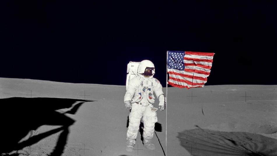 Shepard, capitán de la misión Apolo 14, izando la bandera de EEUU en la Luna. Foto: Twitter @NASA.