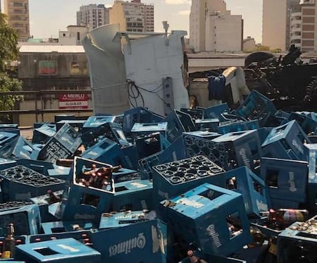 Vuelco de camión - choque autopista 25 de Mayo