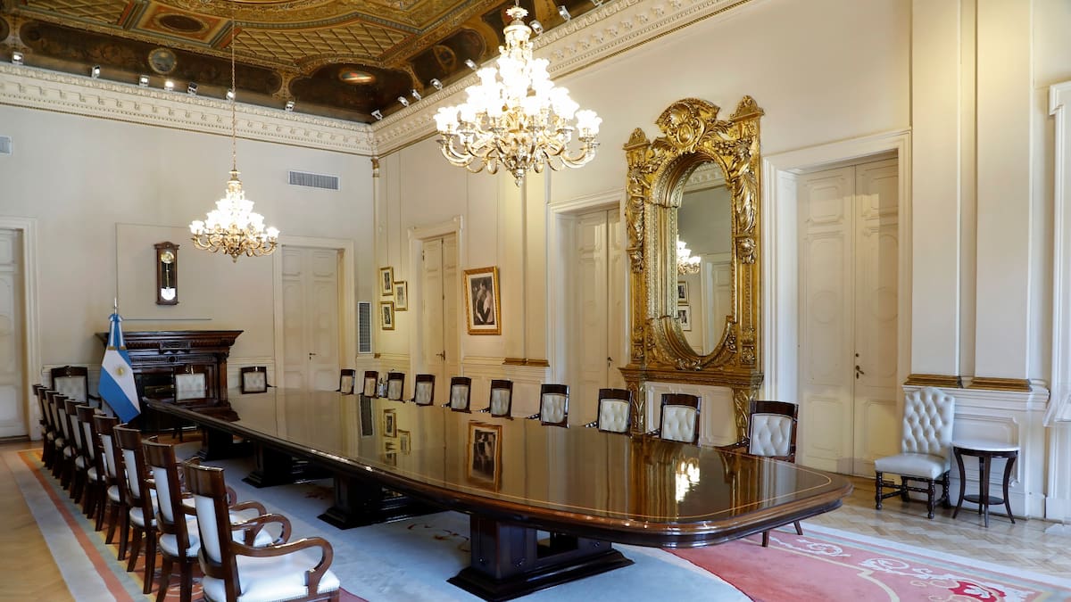El Gobierno retiró los cuadros de Perón y Evita por "fallas estructurales".