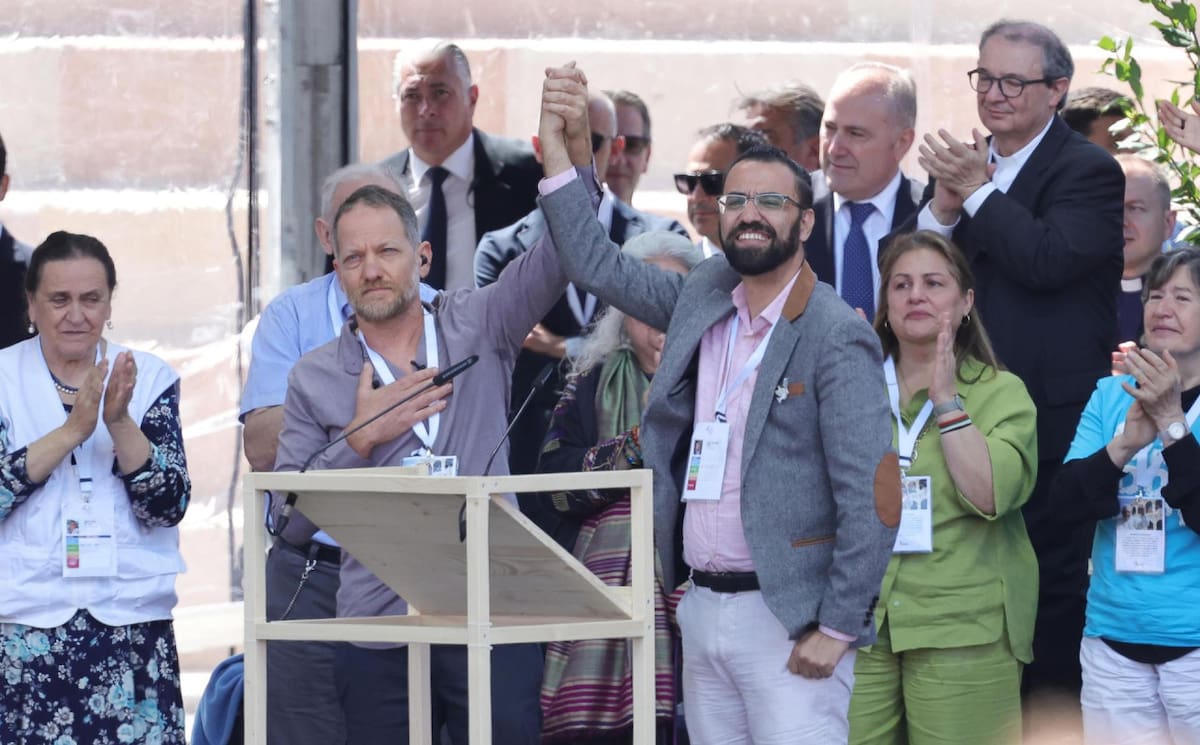 Papa Francisco junto a un israelí y un palestina víctimas de la guerra en un acto en Verona. Foto: EFE.