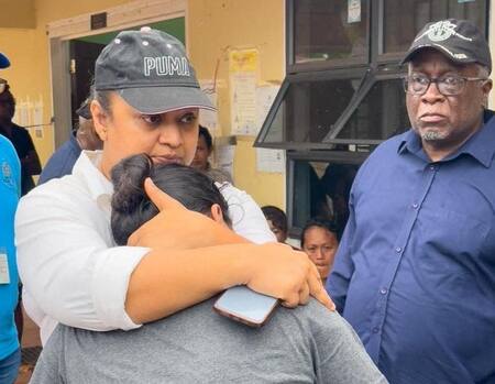 Una sobreviviente al incendio en una escuela de Guyana. Foto: Reuters.