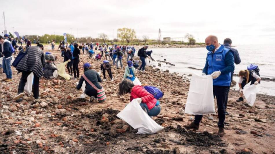 Los diplomáticos pusieron manos a la obra y recogieron residuos en Vicente López, NA