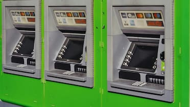 Cierran los bancos la primera semana de noviembre: qué pasa con los cajeros automáticos y cómo retirar dinero