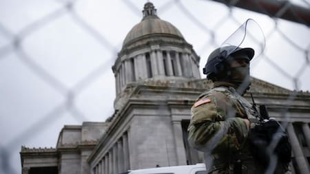 Tensión en Estados Unidos: detuvieron a un hombre con pistola cargada y 500 cartuchos cerca del Capitolio