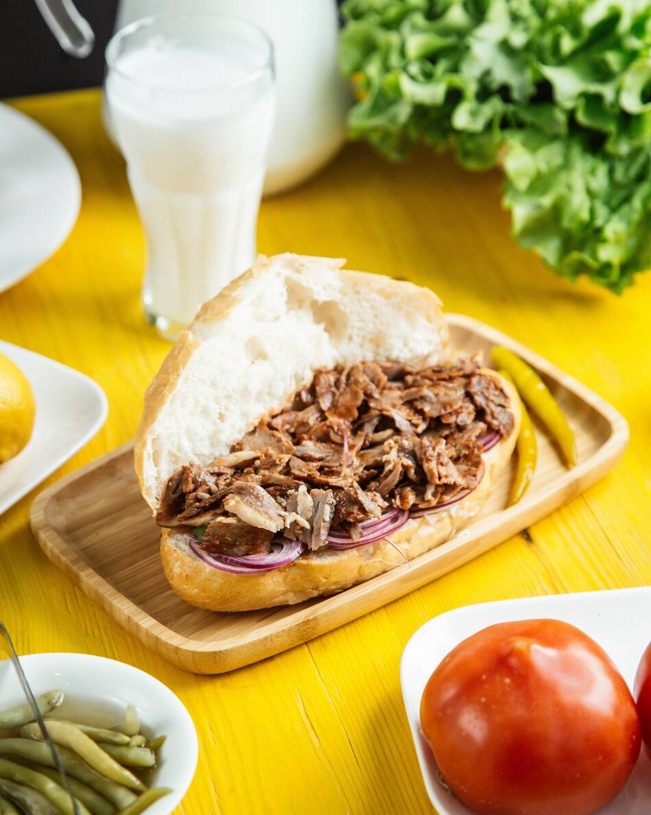 Sándwich de cerdo desmechado. Foto Freepik