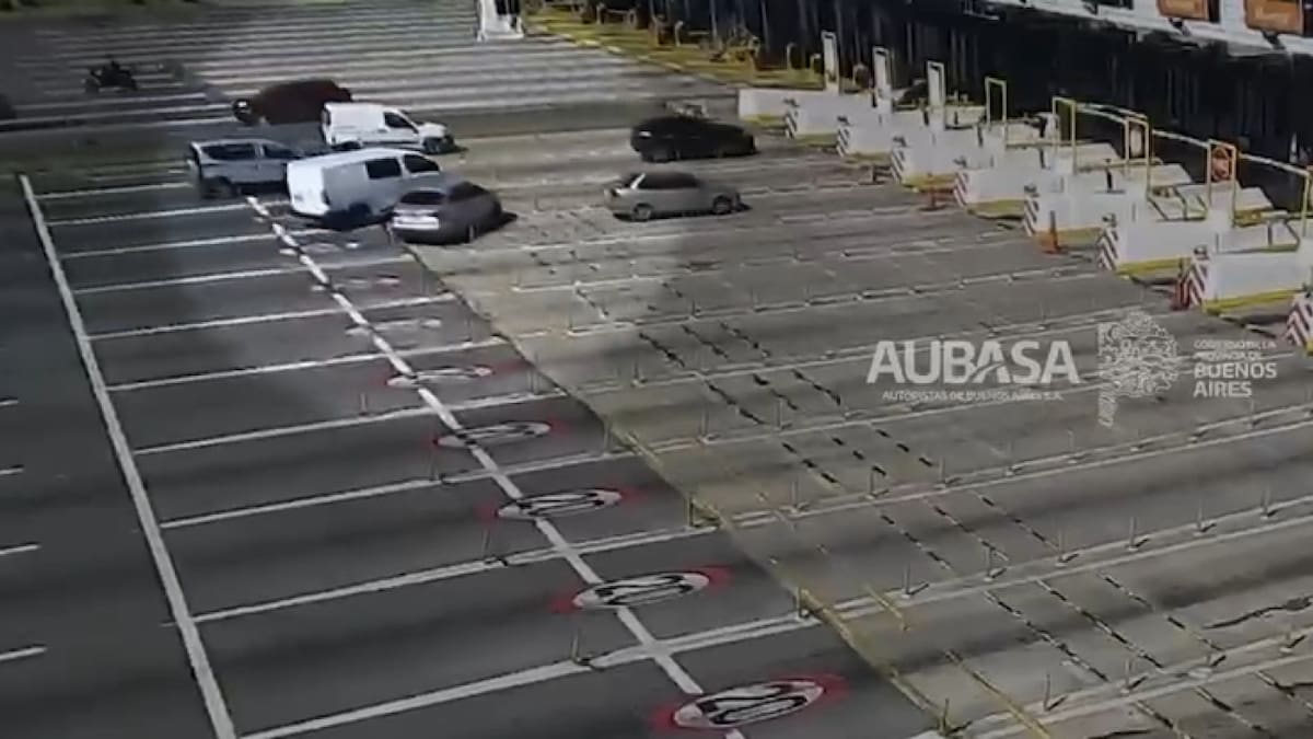 Pelea en plena autopista de dos conductores. Foto: Captura de video.