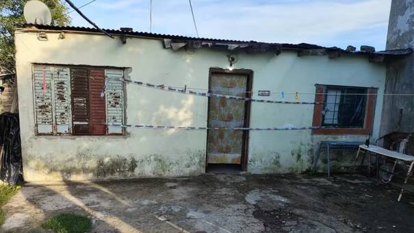 Brutal femicidio: asesinó a puñaladas a su pareja delante de su hija e intentó degollarse en Berisso