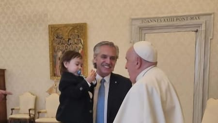El papa Francisco junto a Alberto Fernández y su hijo en Roma. Foto: Instagram/ @alferdezok.