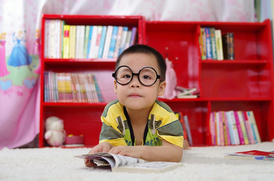 Niño asiático en preescolar.