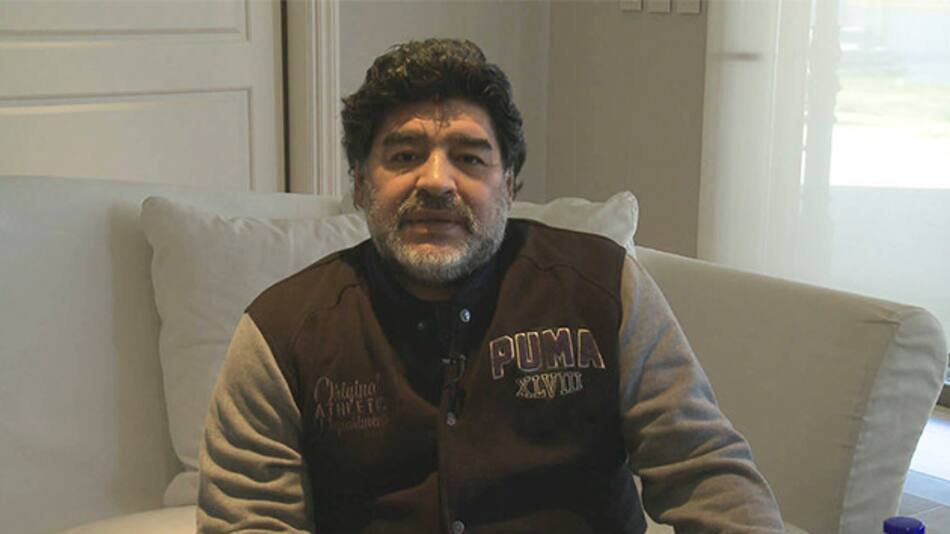 Maradona saludo a Aníbal Fernandez