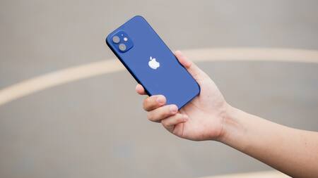 El iPhone 12 continúa prohibido en Francia. Foto: Unsplash.