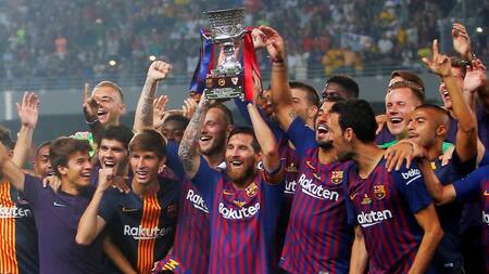 Messi levanta trofeo de la Supercopa Española (Reuters)