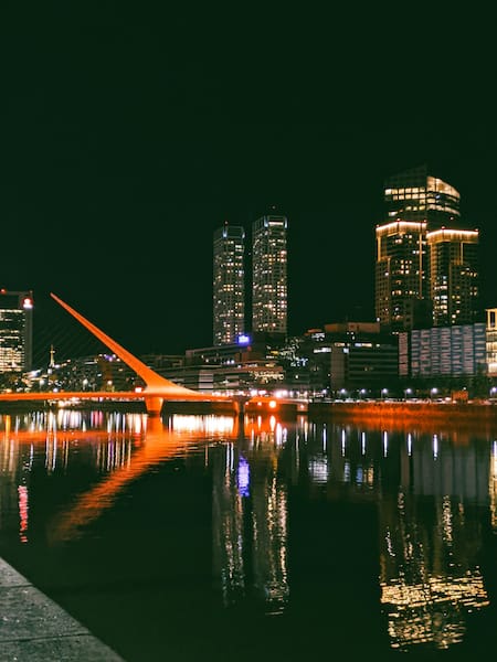 Puerto Madero, otro de los barrios típicos de la Ciudad. Foto: Unsplash