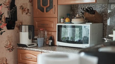 Los científicos evaluaron la liberación de microplásticos luego de calentar líquidos en un recipiente por tres minutos en el microondas a máxima potencia. Foto Unsplash.